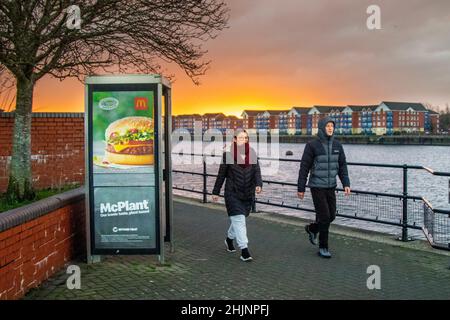Preston, Lancxashuire. Wetter in Großbritannien. 31. Januar 2022. Stürmischer Himmel über preston Riversway Dockland, Riverside, docklands, Dock, Docks, Albert Edward Basin, erstklassige Lage am Wasser, Preston Marina, Navigation Way bei Sonnenaufgang. Quelle: MediaWorldImages/AlamyLiveNews Stockfoto