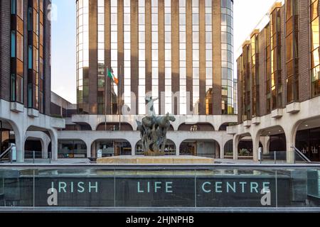 Wachariot of Life Fountain auf der Abbey Street vor dem Gebäude des Irish Life Centre bei Sonnenuntergang, Straßenfotografie, Dublin, Irland Stockfoto