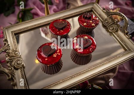 Schicke Schokoladenpraline in Cupcake-Formen mit Kirschsahnefüllung Stockfoto