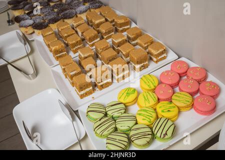 Candy Bar auf Hochzeitsfeier mit vielen verschiedenen Süßigkeiten, Cupcakes, Souffle und Kuchen Stockfoto