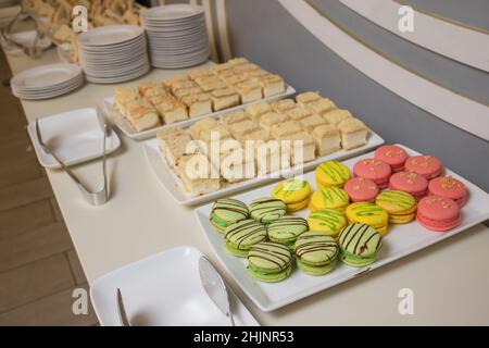 Candy Bar auf Hochzeitsfeier mit vielen verschiedenen Süßigkeiten, Cupcakes, Souffle und Kuchen Stockfoto