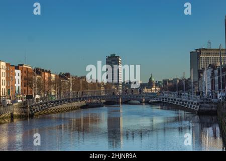 Die Penny Ha'Penny Bridge über den Fluss Livey, Nahaufnahmen, Eine Fußgängerbrücke, die ursprünglich Wellington Bridge, Dublin, Irland, genannt wurde Stockfoto