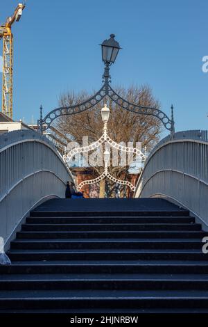 Die Penny Ha'Penny Bridge über den Fluss Livey, Nahaufnahmen, Eine Fußgängerbrücke, die ursprünglich Wellington Bridge, Dublin, Irland, genannt wurde Stockfoto