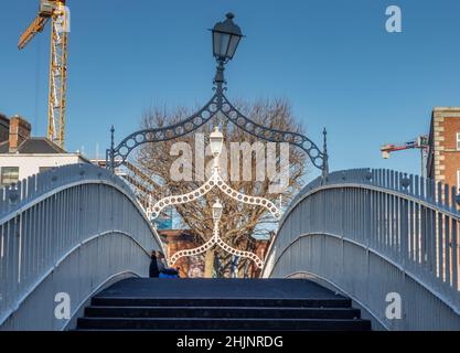 Die Penny Ha'Penny Bridge über den Fluss Livey, Nahaufnahmen, Eine Fußgängerbrücke, die ursprünglich Wellington Bridge, Dublin, Irland, genannt wurde Stockfoto