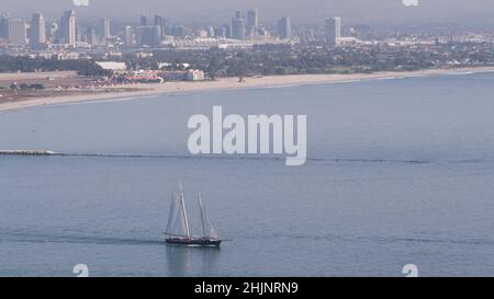 Skyline von San Diego, Stadtbild der Innenstadt mit Hochhäusern, kalifornische Küste, USA. Blick auf die Coronado Insel von oben, Point Loma vista Aussichtspunkt. Fregatte-Segelschiff, Windjammer. Stockfoto