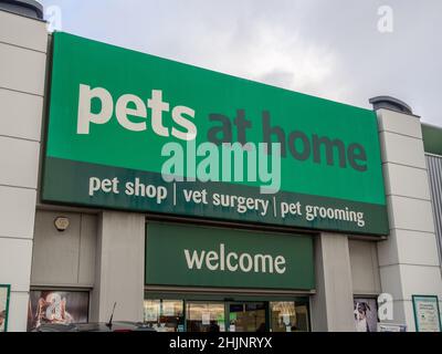 Front of the Pets at Home Store, Nene Valley Retail Park, Northampton, Großbritannien; mit Tierhandlung, Tierarztpraxis, Tierpflege. Stockfoto