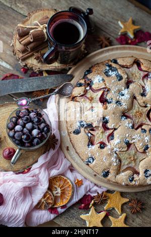 Hausgemachter runder Kuchen, Blick von oben. Einfaches süßes Gebäck. Mehlprodukt. Essen auf dem Tisch. Kuchen Stockfoto