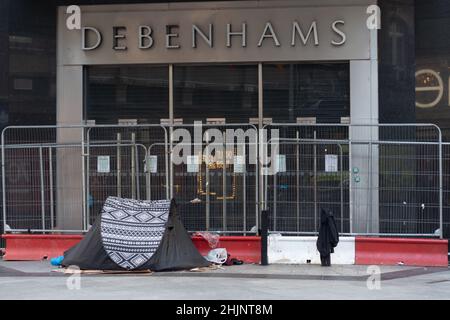 Aufgefaltetes, obdachloses Zelt vor einem geschlossenen Einkaufszentrum, Stadt in Pandemium, covid-19, Henry Street, Dublin, Irland Stockfoto