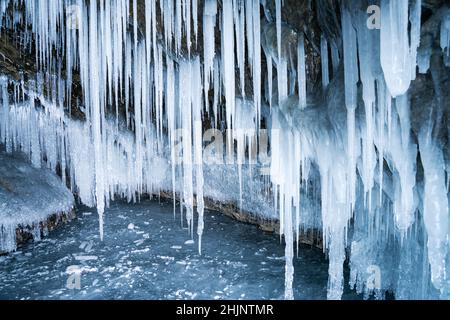 Grotten an der Winterküste des Baikalsees Stockfoto