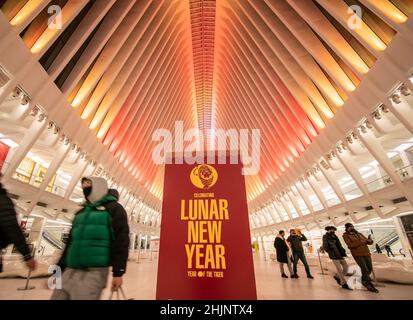 New York, USA. 30th Januar 2022. Das Foto vom 30. Januar 2022 zeigt den für das chinesische Mondneujahr beleuchteten Oculus in New York, USA. Quelle: Winston Zhou/Xinhua/Alamy Live News Stockfoto