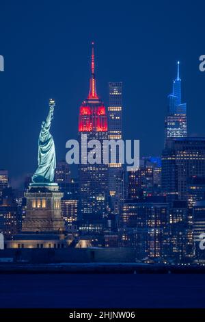 New York, USA. 30th Januar 2022. Das am 30. Januar 2022 aufgenommene Foto zeigt das Empire State Building, das für das chinesische Mondneujahr in New York, USA, rot beleuchtet ist. Quelle: Winston Zhou/Xinhua/Alamy Live News Stockfoto