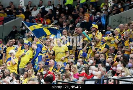 Schwedische Unterstützer während der EHF Men's Euro 2022, dem letzten Handballspiel zwischen Schweden und Spanien am 30. Januar 2022 in der Budapest Multifunctional Arena in Budapest, Ungarn - Foto: Laurent Lairys/DPPI/LiveMedia Stockfoto