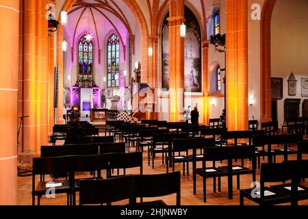 Heidelberg, Deutschland. 31st Januar 2022. Blick auf den Altar der St. Peter-Kirche, wo der zentrale Trauerdienst für die Opfer des Rampage an der Universität stattfindet. Eine Woche nach dem Rampage erinnert die Universität Heidelberg mit einem Trauerdienst in der St. Peter-Kirche an die Opfer. In Erinnerung an die getötete 23-jährige Studentin und ihre drei verletzten Kommilitonen werden alle Menschen aufgefordert, um 12:24 Uhr eine Minute Pause einzulegen. Quelle: Uwe Anspach/dpa/Alamy Live News Stockfoto