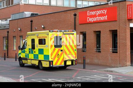 London, Großbritannien. Tooting: St George's Hospital - Ambulanz vor der Notaufnahme geparkt Stockfoto