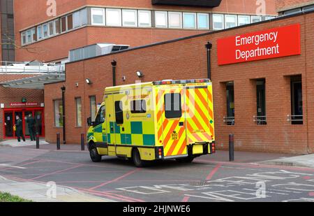 London, Großbritannien. Tooting: St George's Hospital - Ambulanz vor der Notaufnahme geparkt Stockfoto