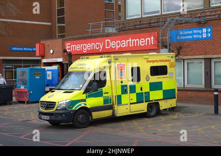 London, Großbritannien. Tooting: St George's Hospital - Ambulanz vor der Notaufnahme geparkt Stockfoto