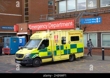 London, Großbritannien. Tooting: St George's Hospital - Ambulanz vor der Notaufnahme geparkt Stockfoto