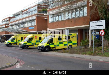 London, Großbritannien. Tooting: St George's Hospital - Krankenwagen, die draußen geparkt sind Stockfoto