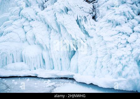 Eisige Ufer des Baikalsees. Baikal Eislandschaften, Winterhintergrund. Stockfoto