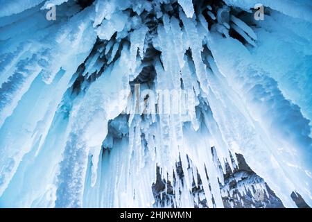 Blaues gefrorenes Wasser in der Eishöhle am Baikalsee im Winter. Stockfoto
