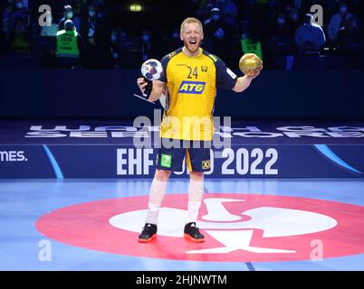 Jim Gottfridsson aus Schweden feiert nach dem Gewinn des EHF-Männer-EM 2022, dem letzten Handballspiel zwischen Schweden und Spanien am 30. Januar 2022 in der Budapest Multifunctional Arena in Budapest, Ungarn - Foto: Laurent Lairys/DPPI/LiveMedia Stockfoto