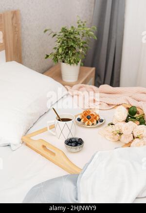 Wiener Waffeln und Kaffee im Bett. Frühstück am Morgen. Stockfoto