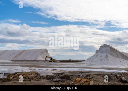 Santa Pola, Spanien - 24. Januar 2022: Blick auf die salinen von Santa Pola und die Salzproduktion Stockfoto