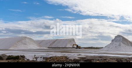 Santa Pola, Spanien - 24. Januar 2022: Panoramablick auf die salinen von Santa Pola und die Salzproduktion Stockfoto