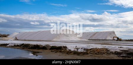 Santa Pola, Spanien - 24. Januar 2022: Panoramablick auf die salinen von Santa Pola und die Salzproduktion Stockfoto