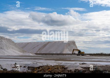 Santa Pola, Spanien - 24. Januar 2022: Blick auf die salinen von Santa Pola und die Salzproduktion Stockfoto