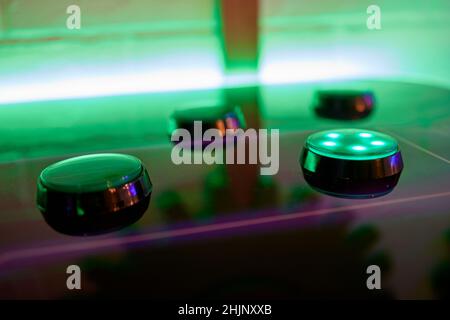 Joystick und Tastensteuerung eines Vintage-Arcade-Videospiels in einem dunklen Raum Stockfoto