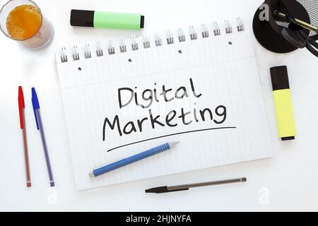 Digitales Marketing - handgeschriebener Text in einem Notizbuch auf einem Schreibtisch - 3D Render Illustration. Stockfoto