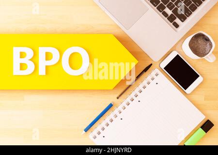 BPO - Business Process Outsourcing - lineares Text-Pfeil-Konzept mit Notebook, Smartphone, Stiften und Kaffeebecher auf dem Desktop - 3D Renderdarstellung. Stockfoto