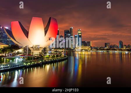 Panoramablick auf die Stadt Singapur und die Wolkenkratzer an der Marina Bay mit Sonnenuntergang am Himmel, Singapur, Singapur. Stockfoto