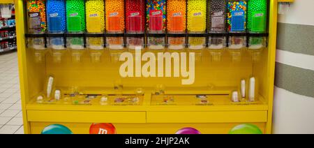 Moskau, Russland, November 2019: M M Bonbons bei Candy Dispenser Maschinen im Supermarkt. Bunte Pralinen in Knopfform in loser Schüttung. Stockfoto