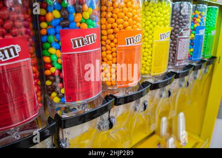 Moskau, Russland, November 2019: Nahaufnahme von M M Bonbons an Candy Dispenser Maschinen im Supermarkt. Bunte Pralinen in Knopfform in loser Schüttung. Stockfoto