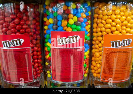 Moskau, Russland, November 2019: Nahaufnahme von M M Bonbons an Candy Dispenser Maschinen im Supermarkt. Bunte Pralinen in Knopfform in loser Schüttung. Stockfoto