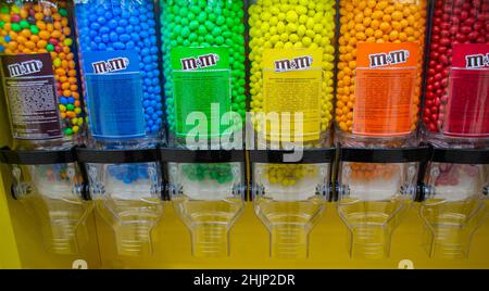 Moskau, Russland, November 2019: M M Bonbons bei Candy Dispenser Maschinen im Supermarkt. Bunte Pralinen in Knopfform in loser Schüttung. Stockfoto