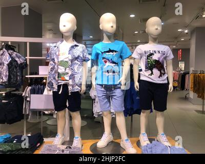 Moskau, Russland, Juli 2019: Drei Mannequins Jungen in einem Bekleidungsgeschäft. Stockfoto