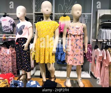 Moskau, Russland, Juli 2019: Drei Mannequins Mädchen in einem Bekleidungsgeschäft. Stockfoto
