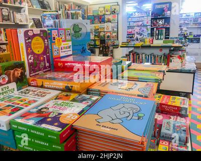 Moskau, Russland, September 2019: Abteilung für Kinderliteratur in den Bücherregalen mit hellen Kinderbüchern, Platz zum Lesen und zur Auswahl Stockfoto