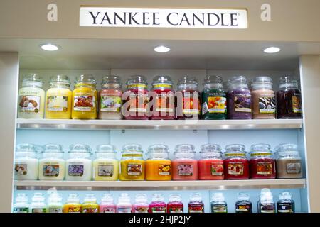 Moskau, Russland, November 2020: Ecke der Yankee-Kerzenmarke. Präsentieren Sie mit einer Vielzahl von Duftkerzen in Glasgefäßen. Stockfoto