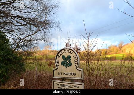 Schild des National Trust im Hawkwood Estate in der Nähe der Tong Farm. Petts Wood. An einem sonnigen Wintertag. Stockfoto