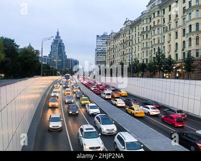 Moskau, Russland, August 2019: Autos sind im Verkehr am Eingang und Ausgang des Tunnels und im Stadtzentrum. Sadowoe und Majakowskaja. Stockfoto