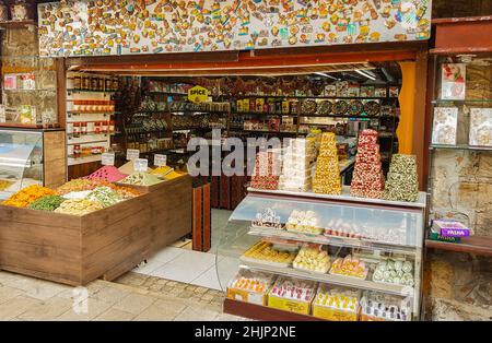 Moskau, Russland, November 2019: Geschäft mit traditionellen türkischen Süßigkeiten und Souvenirs in der Altstadt. Stockfoto