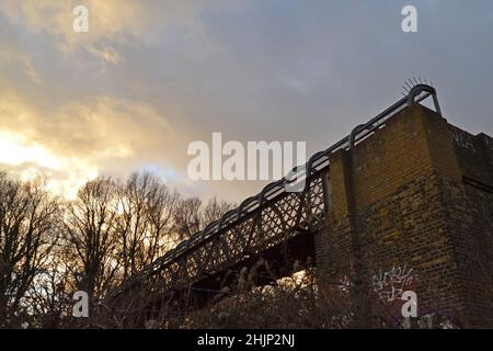 Eisenbahnbrücke, die vom Hawkwood Estate nach Little Thrift in Petts Wood führt. Überquert die Kent-Hauptlinie zwischen Bickley und St Mary's Cray. Woodland Stockfoto