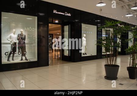 Moskau, Russland, 2020. November: Der Eingang zum Geschäft von Massimo Dutti. Luxusmarke. Schaufensterpuppen sind in Winterkleidung gekleidet. Stockfoto