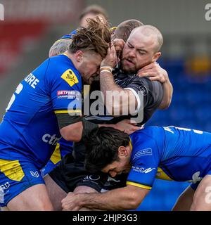 Wimbledon, Großbritannien. 19th Januar 2022. Olly DAVIES (19) von Widnes Vikings wird am 30. Januar 2022 während des Wettkampfs der Betfred Championship zwischen London Broncos und Widnes Vikings im Cherry Red Records Stadium, Plough Lane, Wimbledon, England, angegangen. Foto von David Horn. Quelle: Prime Media Images/Alamy Live News Stockfoto