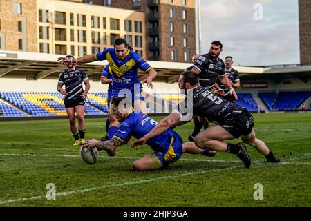 Wimbledon, Großbritannien. 19th Januar 2022. Jude FERREIRA (3) aus London Broncos erzielt am 30. Januar 2022 im Cherry Red Records Stadium, Plough Lane, Wimbledon, England, den ersten Versuch seines Teams beim Betfred Championship-Spiel zwischen London Broncos und Widnes Vikings. Foto von David Horn. Quelle: Prime Media Images/Alamy Live News Stockfoto