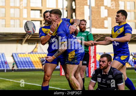 Wimbledon, Großbritannien. 19th Januar 2022. Jude FERREIRA (3) von der London Broncos (2nd links) feiert, nachdem er den ersten Versuch seines Teams beim Betfred Championship-Spiel zwischen London Broncos und Widnes Vikings am 30. Januar 2022 im Cherry Red Records Stadium, Plough Lane, Wimbledon, England, erzielt hat. Foto von David Horn. Quelle: Prime Media Images/Alamy Live News Stockfoto